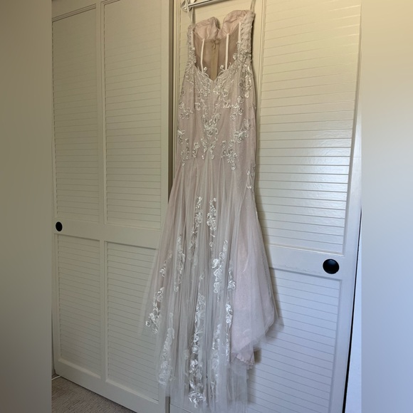 Beautiful mermaid wedding dress with cathedral length veil - Picture 9 of 9